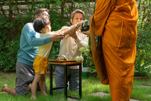 Azji Rodzina Daje Jałmużnę Oferując Mnichowi Rano — Zdjęcie stockowe