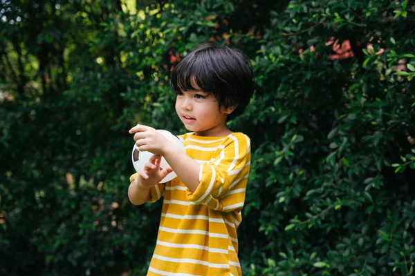 Веселый Азиатский Мальчик Держит Футбол Улыбкой Лице Парке Открытом Воздухе — стоковое фото
