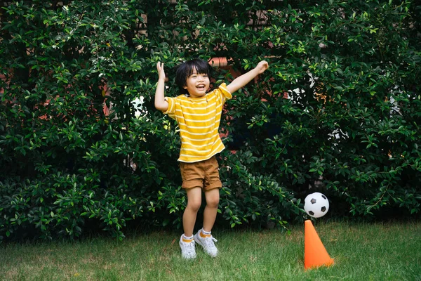 Азиатский Ребенок Счастлив Забив Гол Футбольном Поле Парке — стоковое фото
