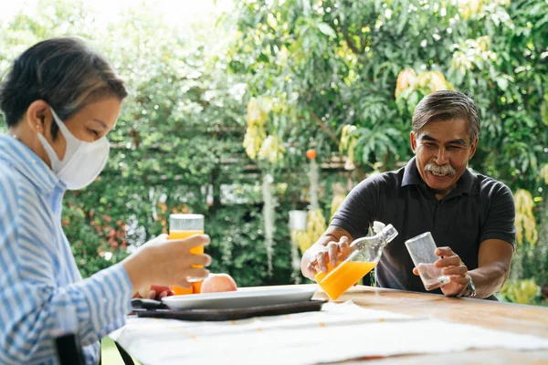 Asiático Idosos Pessoas Divertindo Bebendo Suco Laranja Juntos Quintal — Fotografia de Stock