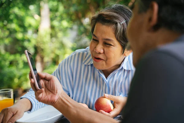 Senior Elderly Old Couple Enjoy Using Smartphone Outdoors Yard — Stock Photo, Image