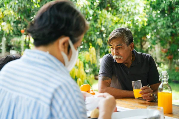 Avós Gostam Suco Laranja Lugar Piquenique Juntos — Fotografia de Stock