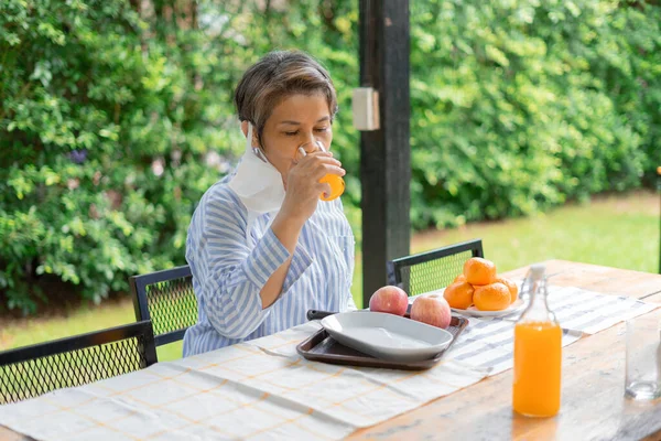 Senior Tua Tua Minum Jus Jeruk Halaman Luar — Stok Foto