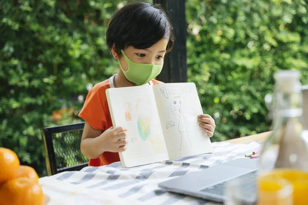 Niño Asiático Usar Máscara Mostrar Dibujo Obra Arte Libro Profesor —  Fotos de Stock