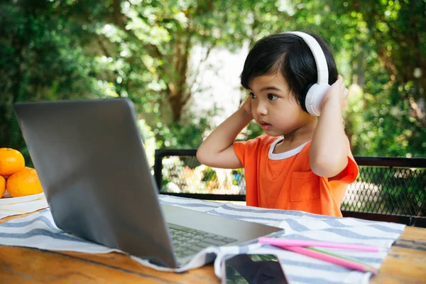 Asiático Niño Usar Auriculares Usando Portátil Aire Libre Patio —  Fotos de Stock