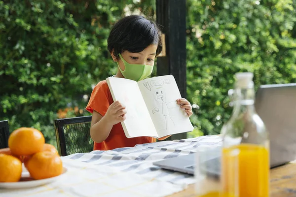 Niño Asiático Usar Máscara Mostrar Dibujo Obra Arte Libro Profesor —  Fotos de Stock