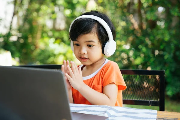 Asiático Niño Usar Auriculares Usando Portátil Aire Libre Patio —  Fotos de Stock