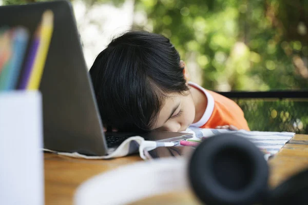 Asiático Niño Cansado Estudio Durmiendo Frente Ordenador Portátil —  Fotos de Stock