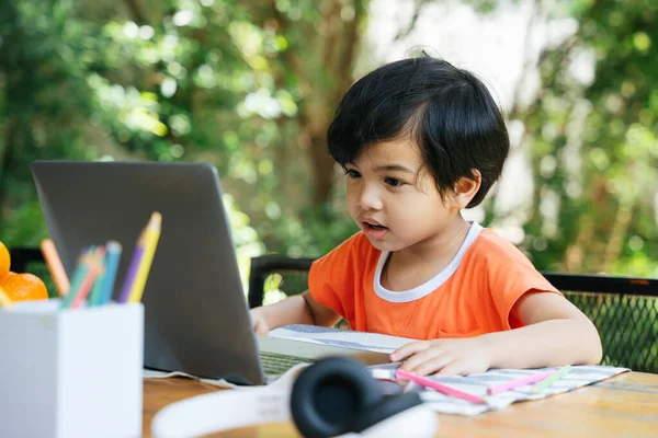 Asiático Niño Usando Portátil Para Estudiar Desde Casa Patio —  Fotos de Stock