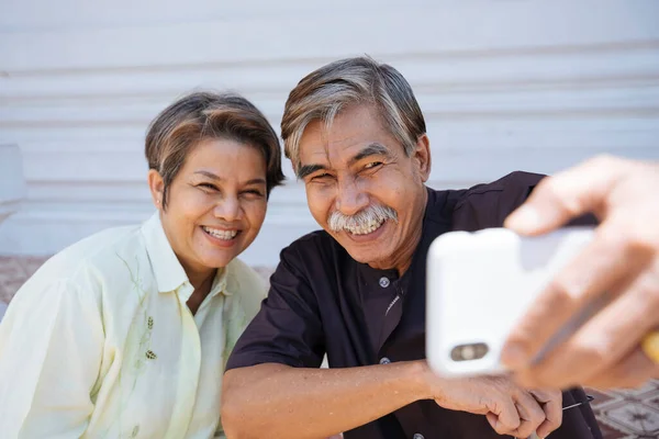 Asiatico Anziano Anziano Coppia Prendere Selfie Con Smartphone Nel Tempio — Foto Stock