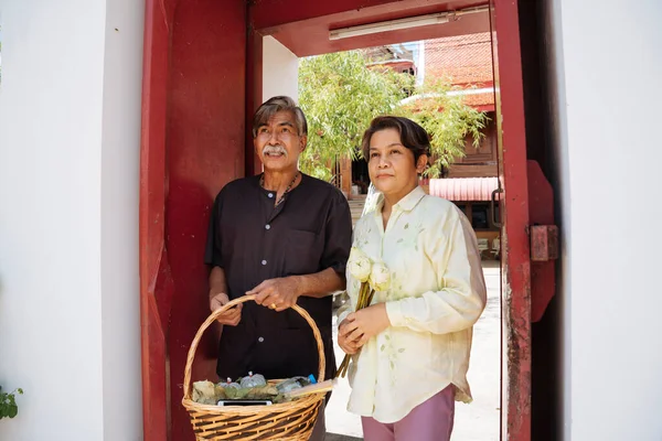 Asiática Edad Avanzada Pareja Ancianos Sosteniendo Una Canasta Caminando Templo — Foto de Stock