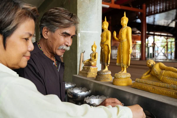 Ázsiai Idősebb Idős Pár Imádkozik Buddha Szobor Templomban — Stock Fotó