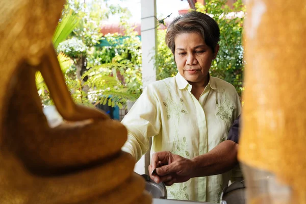 Asiática Mayor Anciana Anciana Pagar Respeto Oro Buddha Estatua Templo — Foto de Stock