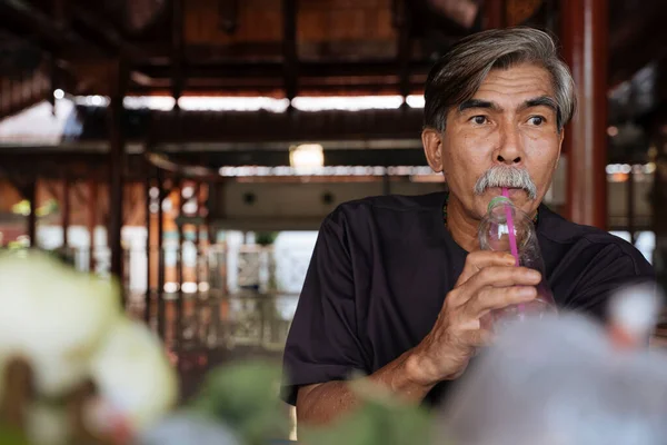 Asiático Edad Avanzada Anciano Beber Agua Botella Con Paja Templo — Foto de Stock