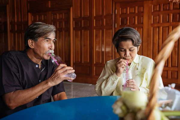 Asiática Anciano Viejo Beber Agua Botella Con Paja Pabellón Templo — Foto de Stock