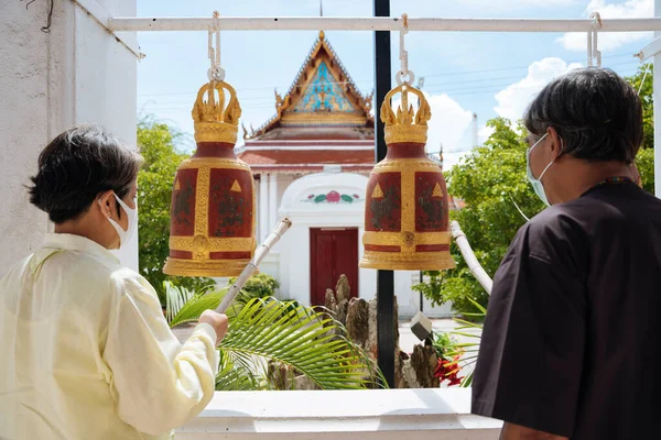 Asiatische Senioren Altes Paar Tragen Maske Ring Eine Glocke Tempel — Stockfoto