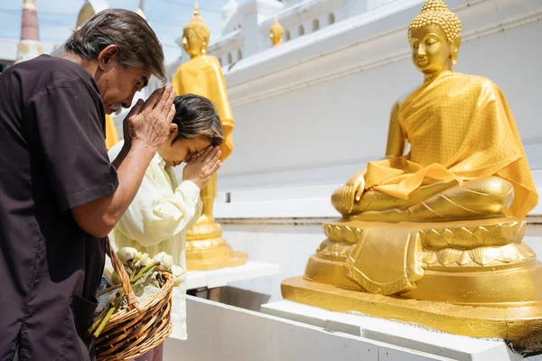 Ázsiai Idős Házaspár Tisztelettel Adózik Arany Buddha Szobornak Thai Templomban — Stock Fotó