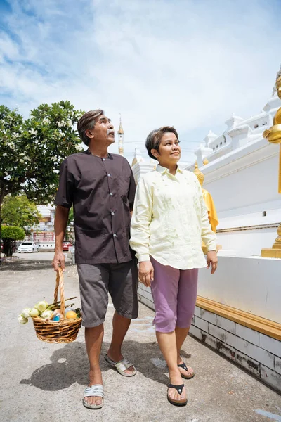 Ázsiai Idősebb Idős Pár Sétál Templomban Hogy Egy Érdem — Stock Fotó