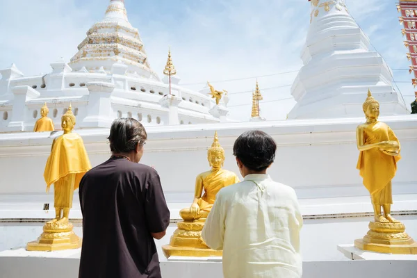 Visszapillantás Ázsiai Idős Pár Tiszteleg Buddha Szobor Thai Templom — Stock Fotó