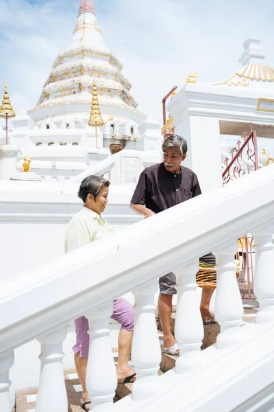 Старша Азіатська Пара Похилого Віку Ходячи Сходах Храмі Щоб Зробити — стокове фото