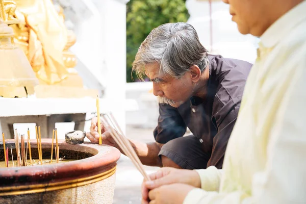 Asiatisches Älteres Ehepaar Zündet Kerze Und Weihrauch Einen Verdienst Tempel — Stockfoto