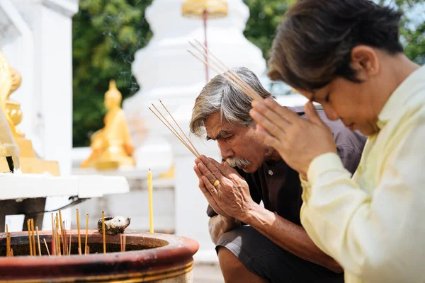 Ázsiai Idősebb Idős Pár Birtokló Tömjén Fizetni Tisztelet Thai Templom — Stock Fotó