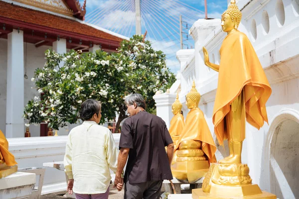 Visszapillantás Ázsiai Idős Pár Kéz Kézben Sétálva Templomban Hogy Érdem — Stock Fotó