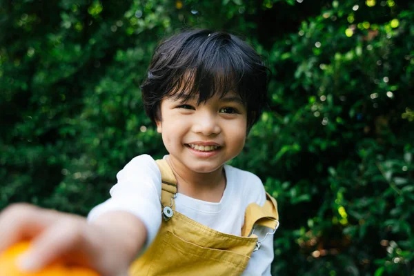 Portrait Black Hair Asian Kid Holding Orange Fruit Yard — Stock Photo, Image