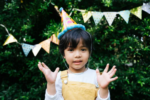 Portret Wesoły Azjatycki Czarny Włosy Dziecko Nosić Imprezowy Kapelusz Urodziny — Zdjęcie stockowe