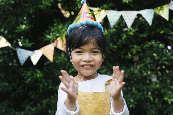 Portret Van Vrolijk Aziatisch Zwart Haar Kid Dragen Party Hoed — Stockfoto