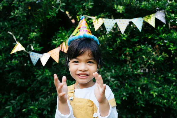 Neşeli Asyalı Zenci Çocuğun Portresi Bahçede Doğum Günü Kutlaması Için — Stok fotoğraf