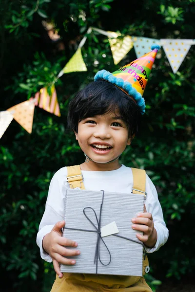 Азиатский Черные Волосы Ребенок Носить Шляпу Партии Подарком День Рождения — стоковое фото