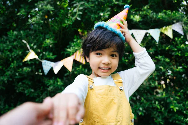 Ritratto Allegro Asiatico Capelli Neri Capretto Indossare Cappello Partito Celebrazione — Foto Stock