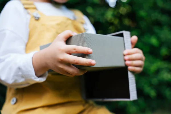 Kind Öffnet Graues Geburtstagsgeschenk Bei Party Freien Auf Gartenhof — Stockfoto