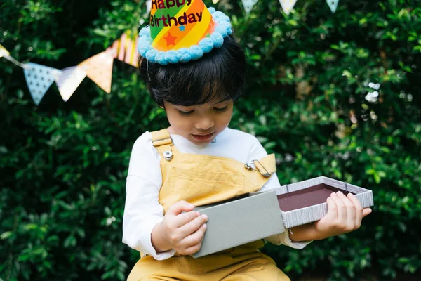 Fröhlich Asiatisch Schwarz Haar Kid Tragen Party Hut Holding Gift — Stockfoto