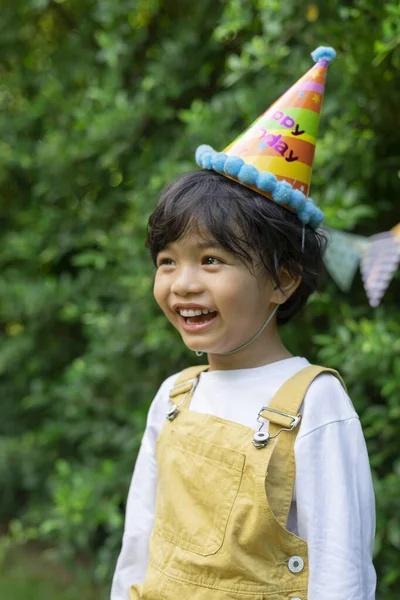 Retrato Alegre Asiático Pelo Negro Niño Usar Partido Sombrero Sonrisa —  Fotos de Stock