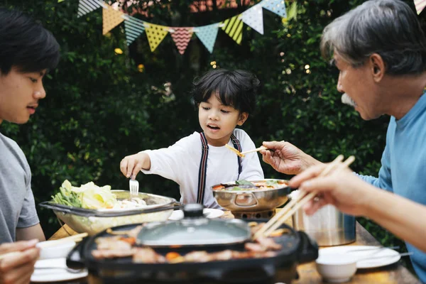 Família Asiática Gosta Comer Churrasco Juntos Quintal Para Celebrar Festa — Fotografia de Stock