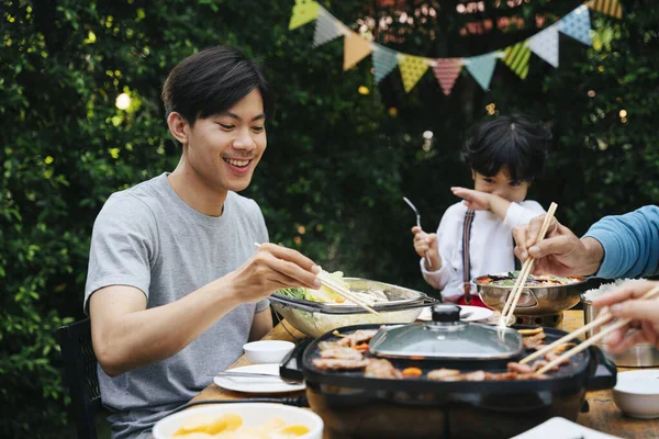 Asiático Jovem Gosta Comer Churrasco Junto Com Família Quintal — Fotografia de Stock