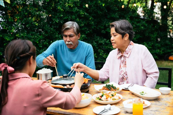 Asiático Casal Idosos Comendo Churrasco Com Pauzinho Junto Com Família — Fotografia de Stock