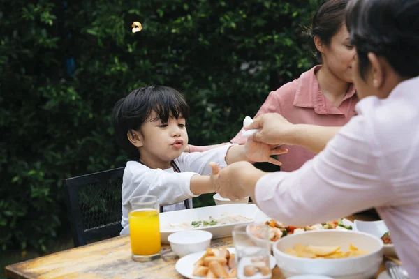 Asiático Criança Mãe Tem Jantar Livre Quintal — Fotografia de Stock