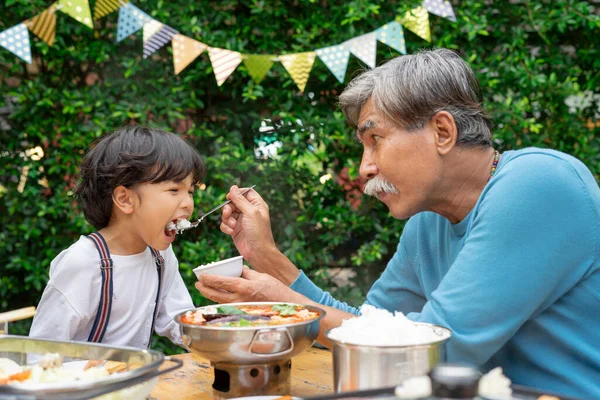 Avô Alimentando Comida Para Neto Festa Aniversário Livre — Fotografia de Stock