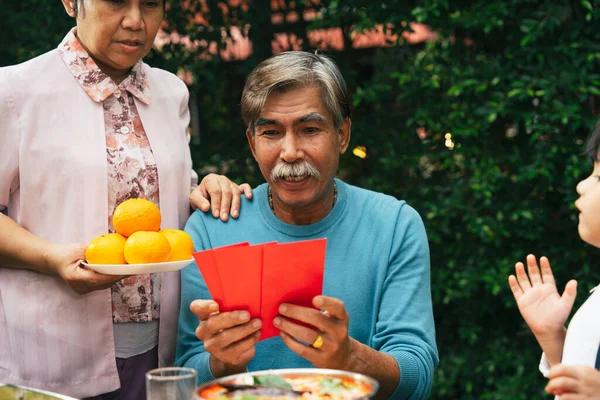 Família Asiática Comemora Festa Ano Novo Chinês Dando Envelope Vermelho — Fotografia de Stock