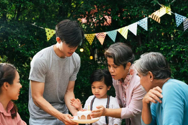 Família Asiática Comemora Festa Aniversário Para Uma Criança Com Bolo — Fotografia de Stock