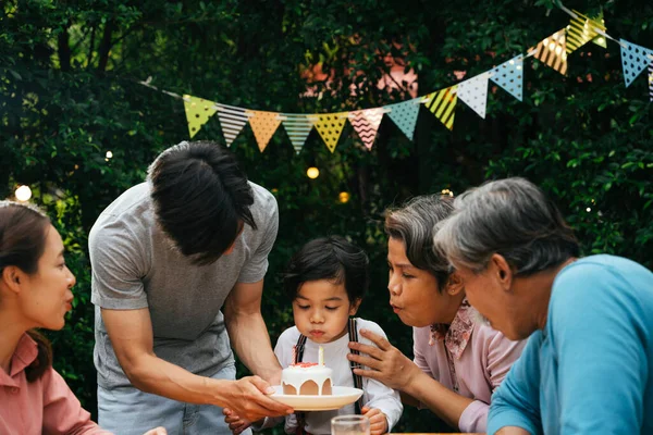 Família Asiática Comemora Festa Aniversário Para Uma Criança Com Bolo — Fotografia de Stock