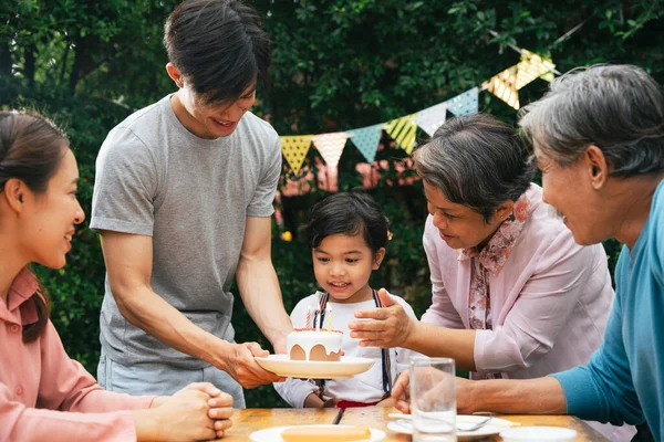 Família Asiática Comemora Festa Aniversário Para Uma Criança Com Bolo — Fotografia de Stock