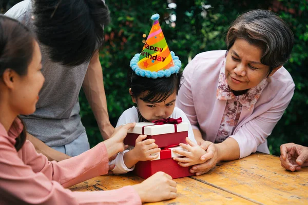 Gelukkig Aziatische Familie Vieren Kind Verjaardag Samen Outdoor Tuin — Stockfoto