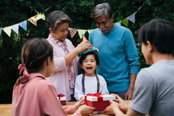 Feliz Asiático Família Celebrar Criança Aniversário Festa Juntos Livre Quintal — Fotografia de Stock