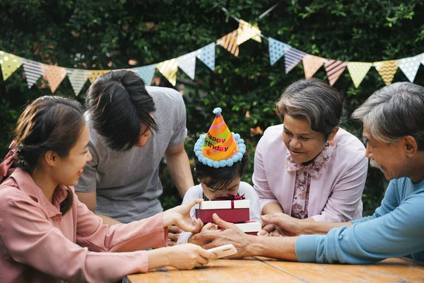 Feliz Asiático Família Celebrar Criança Aniversário Festa Juntos Livre Quintal — Fotografia de Stock