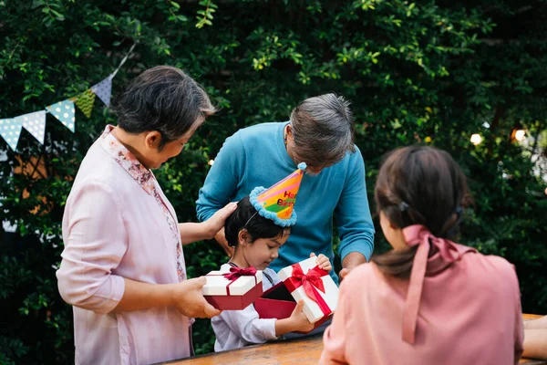 Gelukkig Aziatische Familie Vieren Kind Verjaardag Samen Outdoor Tuin — Stockfoto