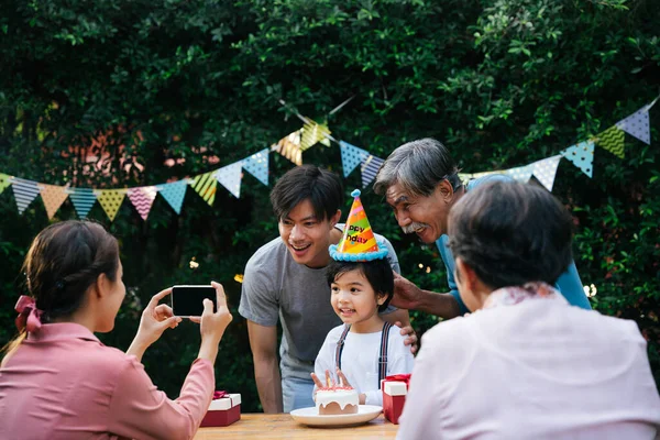 Criança Asiática Celebra Festa Aniversário Com Família Livre Mãe Tirando — Fotografia de Stock